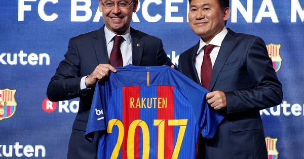 Foto: El presidente del FC Barcelona, Josep María Bartomeu, junto al Presidente y Consejero Delegado de Rakuten, Hiroshi Mikitani, en el anuncio del nuevo patrocinio del Barça. (Foto: Reuters)