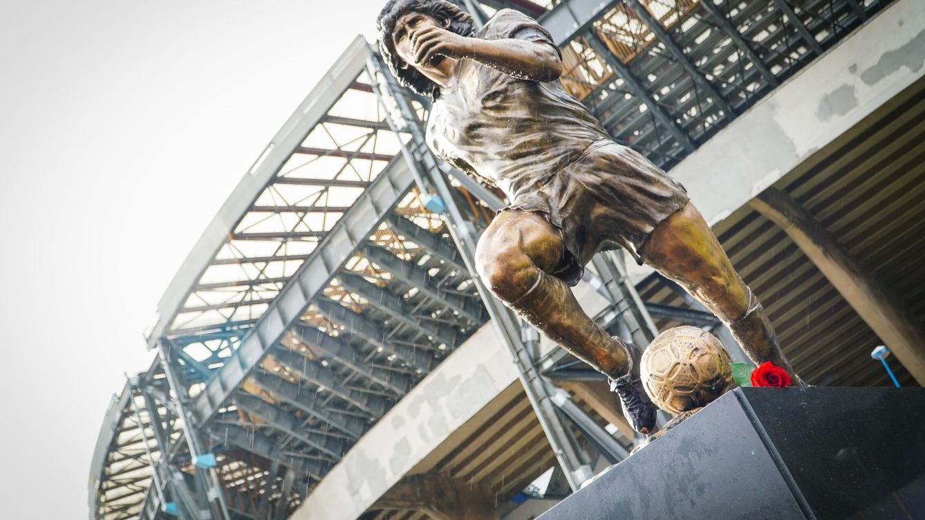 Foto: Estatua de Diego Armando Maradona en el estadio que lleva su nombre del Nápoles. (EFE/EPA/Cesare Abbate)