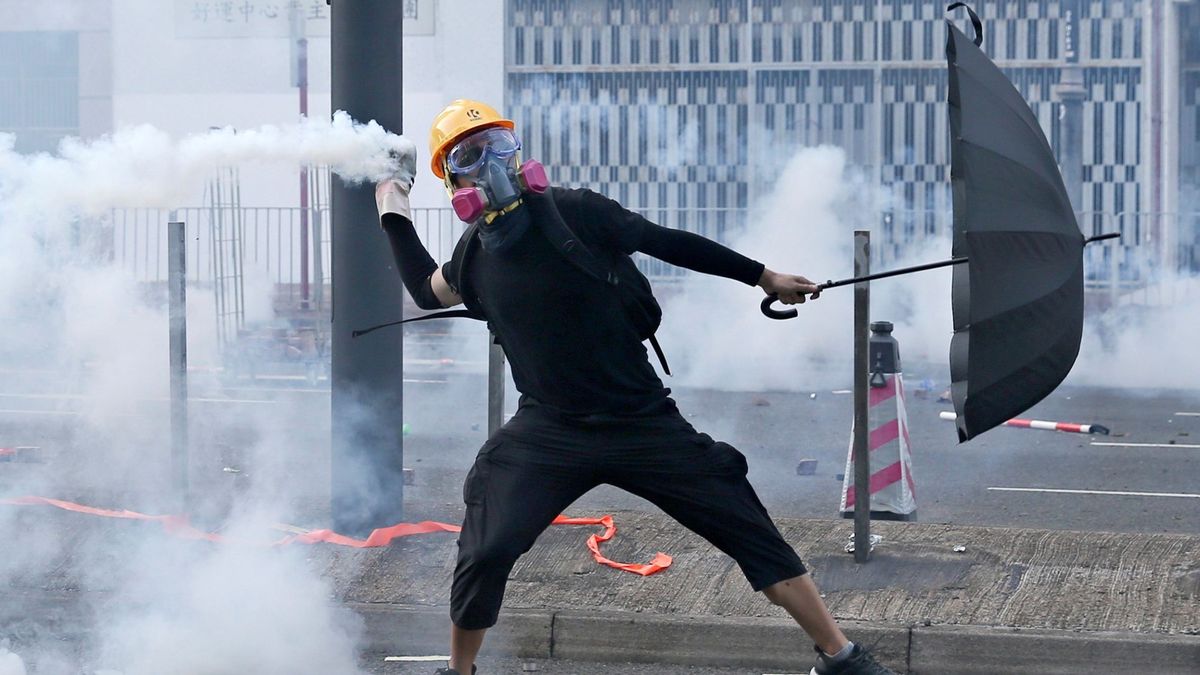 Nuevos enfrentamientos en Hong Kong: la policía dispara a un hombre en el pecho