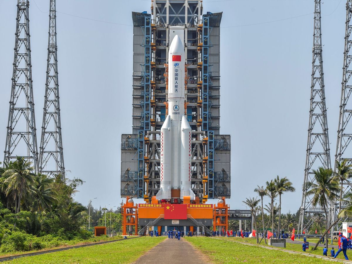 Foto: El sistema de cohetes portadores Larga Marcha 5B con el módulo principal de la estación espacial china (REUTERS)