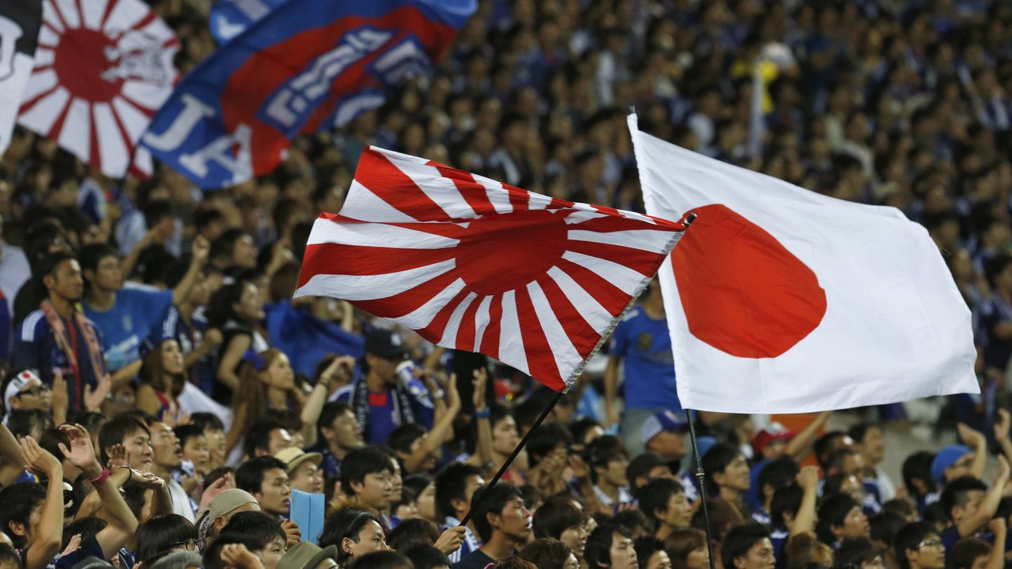 Aficionados japoneses con la bandera del sol naciente. (Reuters)