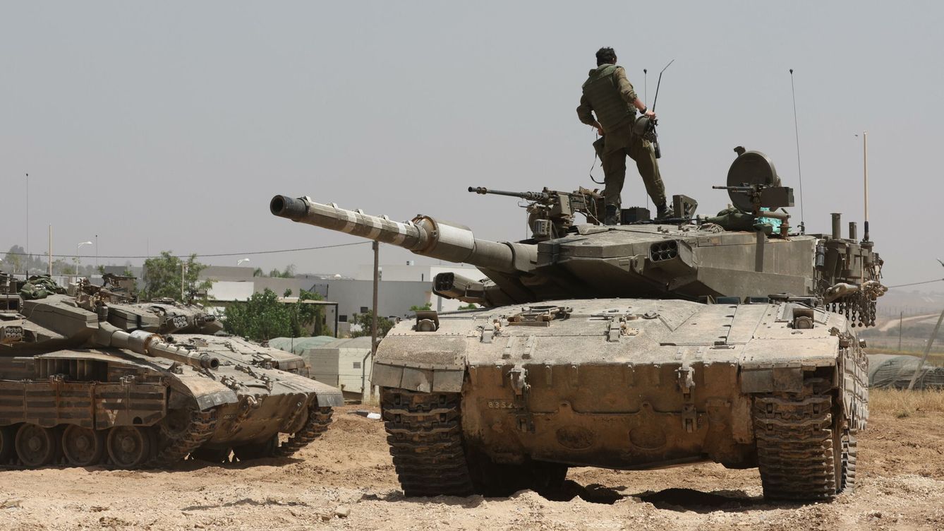 Foto: Un tanque israelí opera en la Franja de Gaza. (EFE/Abir Sultan)
