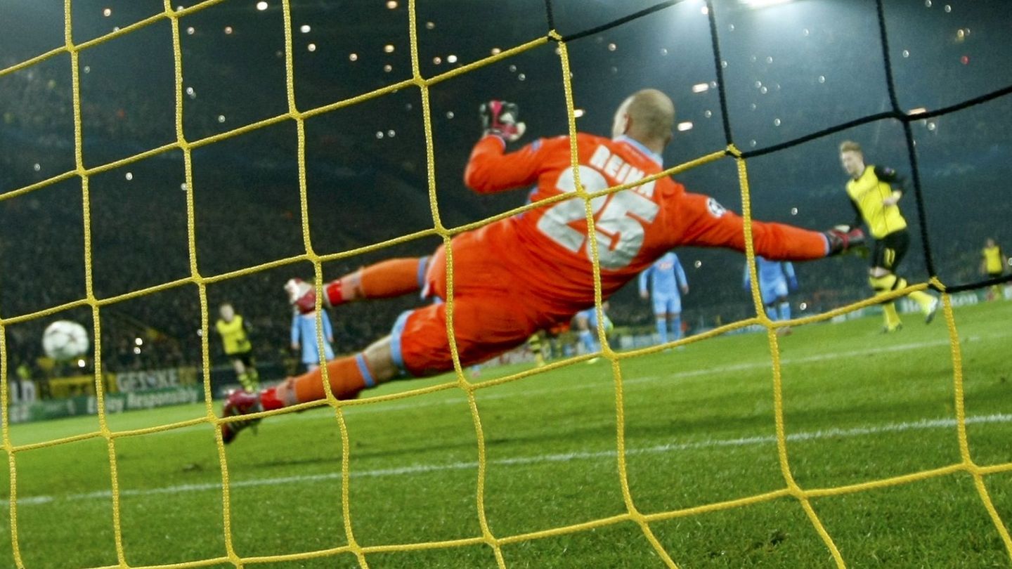 Pepe Reina en Champions contra el Borussia Dortmund (Reuters).