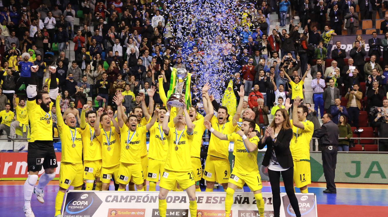 Foto: Los jugadores del Jaén celebran el título de Copa (Foto: LNFS.es).