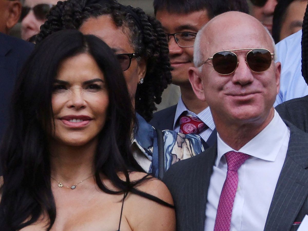 Foto: El fundador de Amazon, Jeff Bezos, y su pareja, Lauren Sánchez. (Reuters/Brian Snyder)