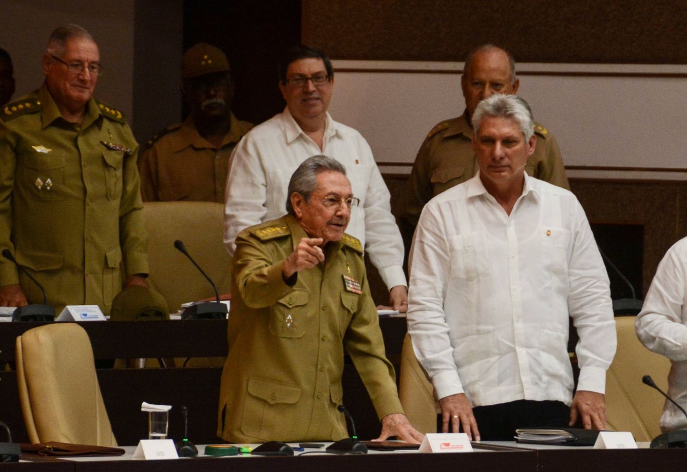 El presidente Raúl Castro y el vicepresidente primero Miguel Díaz-Canel durante una sesión extraordinaria de la Asamblea Nacional, el 1 de junio. (Reuters)