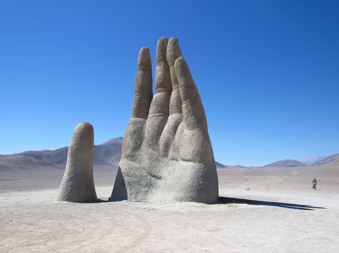 Escultura 'Mano del desierto' de Mario Irarrázabal en el desierto de Atacama. (Flickr: daniel ruiz)