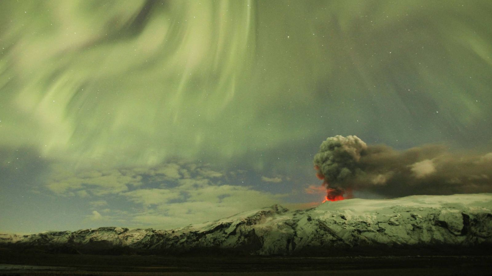 Foto: Una imagen del volcán Eyjafjallajokull, en Islandia, al atardecer. (Reuters)
