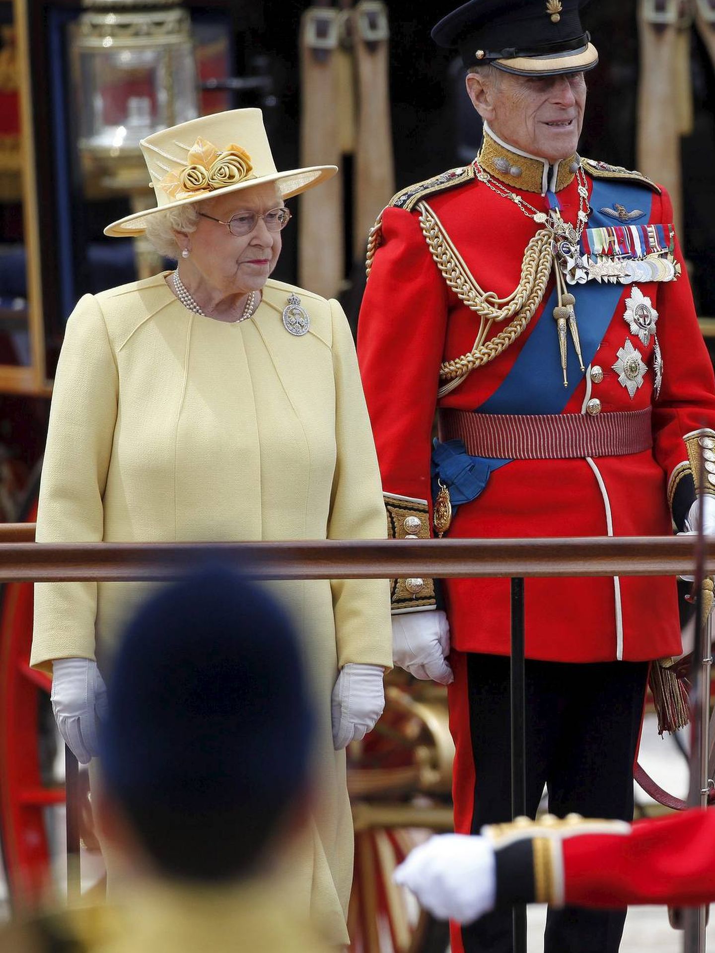 XKP101a. LONDRES (REINO UNIDO), 16/6/2012.- La reina Isabel II de Inglaterra (izda) y su marido Felipe duque de Edimburgo (dcha) observan el desfile por las calles de Londres (Reino Unido) con motivo de la celebración oficial de su cumpleaños hoy, sábado 16 de junio de 2012. Tradicionalmente, Isabel II celebra con dos festejos diferentes su cumpleaños: de manera privada el 21 de abril, la fecha real de su nacimiento, y una segunda durante el mes de junio que, este año, se conmemora hoy con un tradicional desfile militar por sus 86 años. EFE/Karel Prinsloo