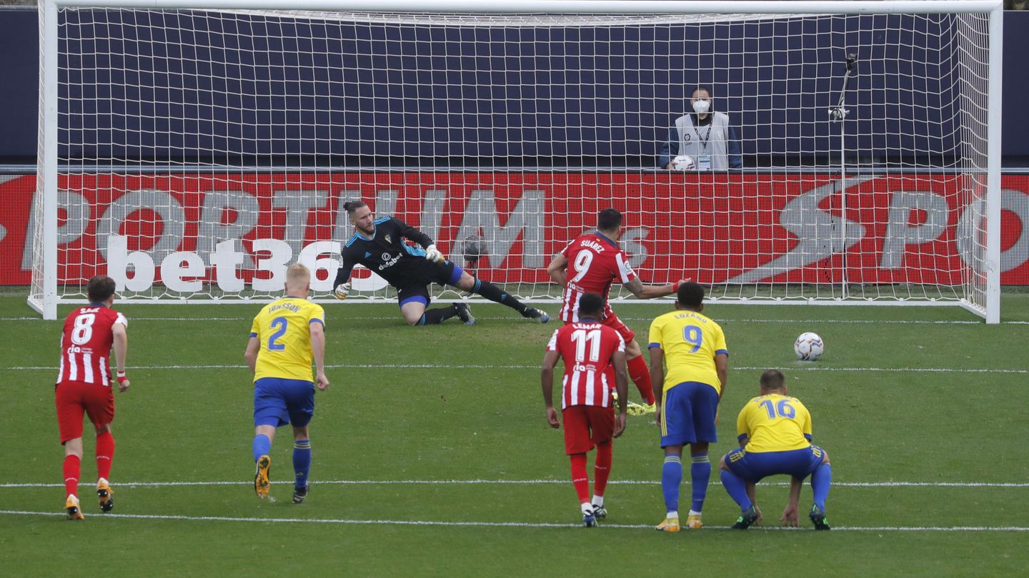 Suárez marca su segundo gol frente al Cádiz. (Reuters)