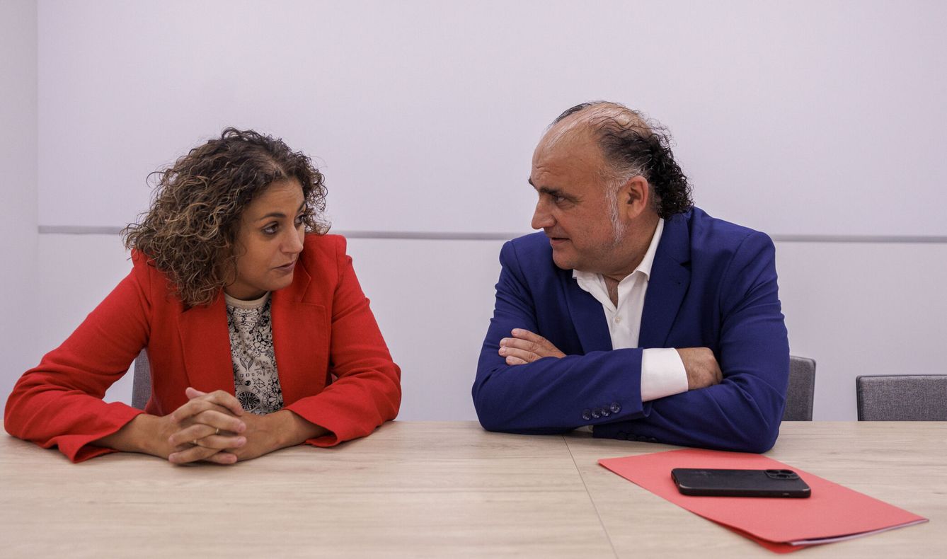 La presidenta de la Liga F, Beatriz Álvarez, y el anterior CEO de Finetwork, Manuel Hernández. (EFE/Sergio Pérez) 