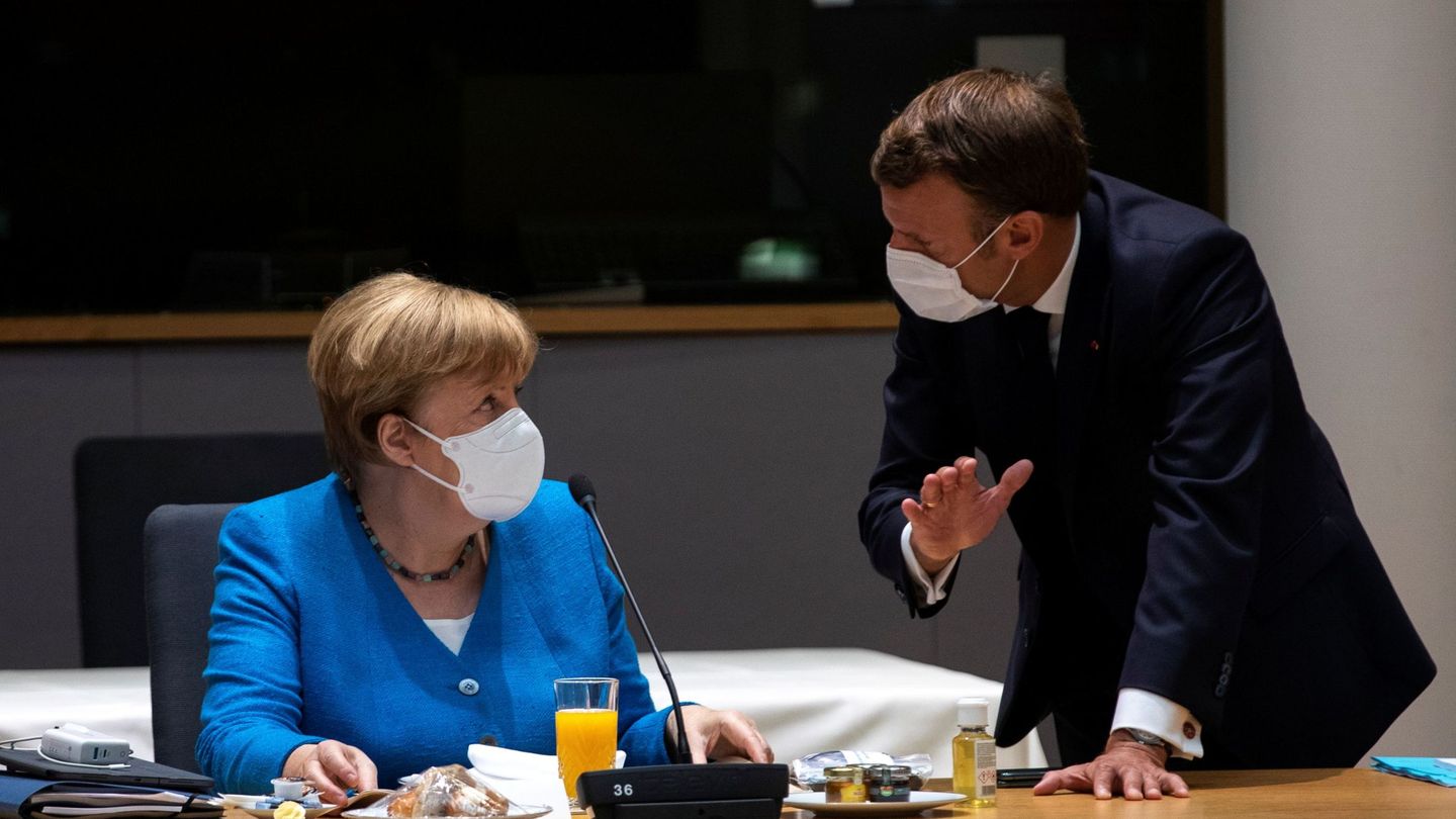 La canciller alemana y el presidente francés charlan durante el Consejo Europeo. (Reuters)