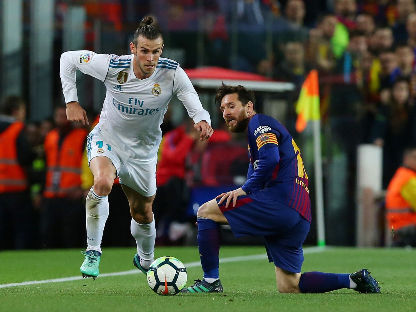Bale se escapa de Messi en una jugada en el Camp Nou. (REUTERS)