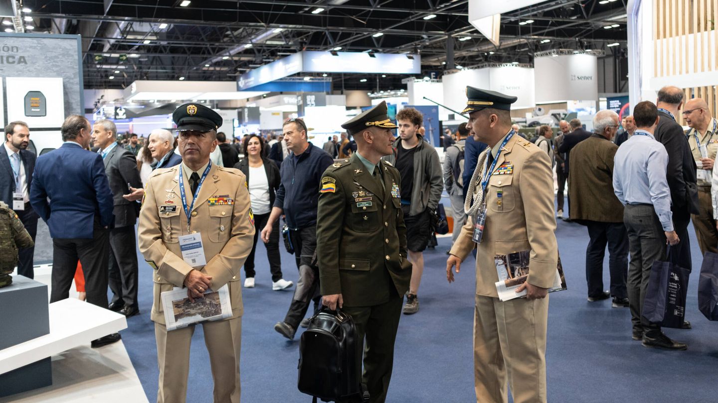 Oficiales visitan la III edición de la Feria Internacional de Defensa y Seguridad de España (Sergio Beleña)