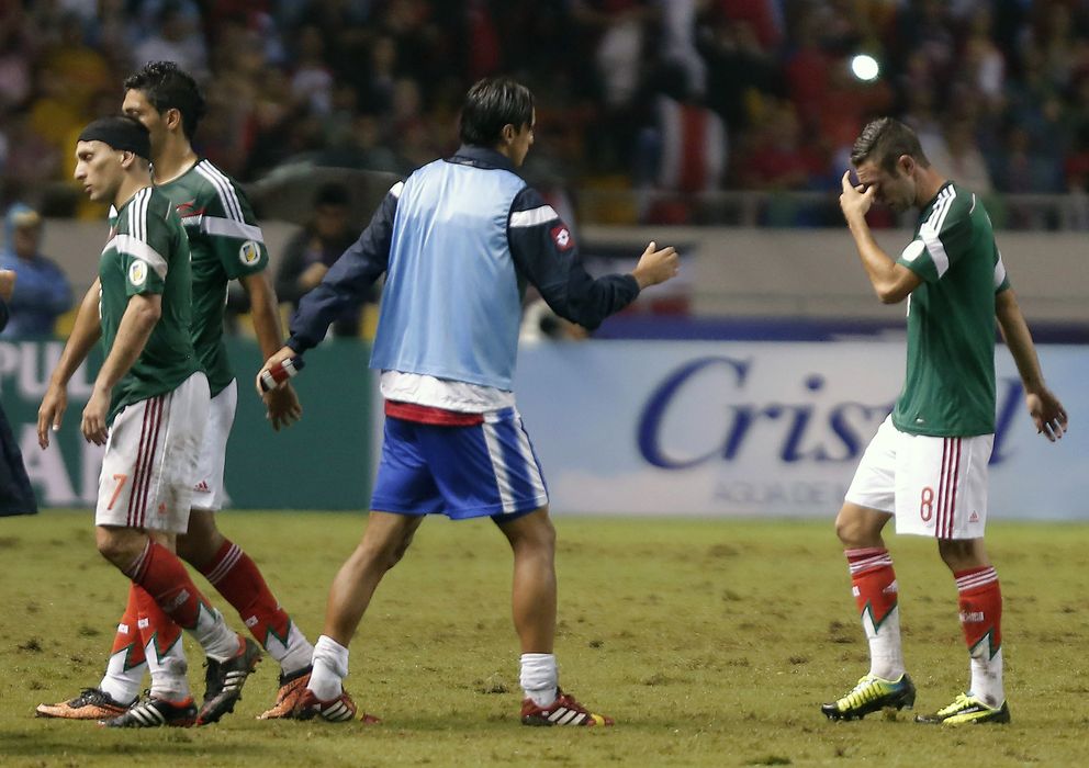 Foto: Los jugadores de México se retiran cabizbajos tras perder ante Costa Rica.