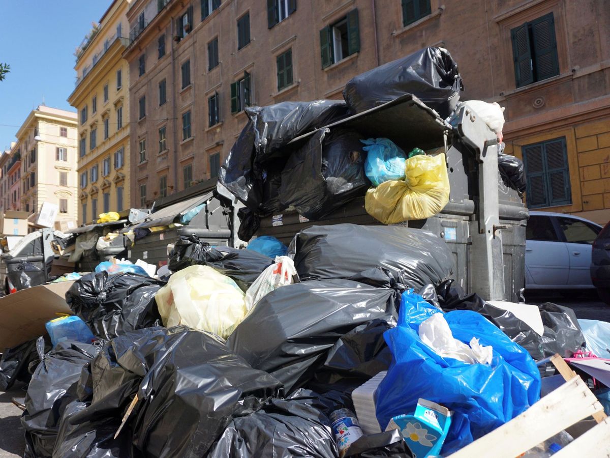 Foto: Vista de basura acumulada en las calles de Roma. (EFE/Archivo)