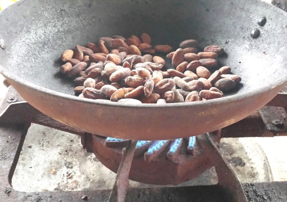 Foto: Tueste de las almendras de cacao