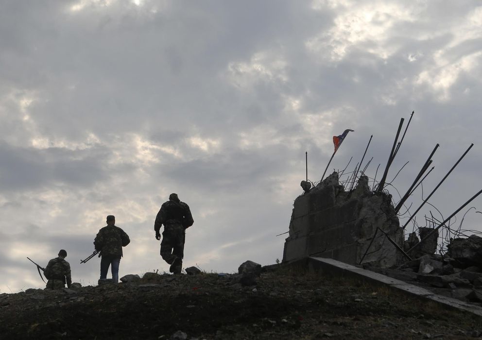 Foto: Separatistas prorrusos en medio de un monumento destrozado por los combates en Savur-Mohyla, en Donétsk (Reuters).