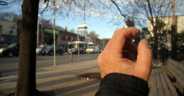 Foto: Una persona fuma un cigarrillo con marihuana. (EFE)