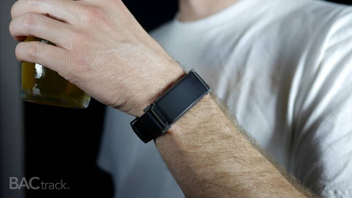 'No pidas otra copa': la pulsera que te avisa en tiempo real de cuánto alcohol has bebido