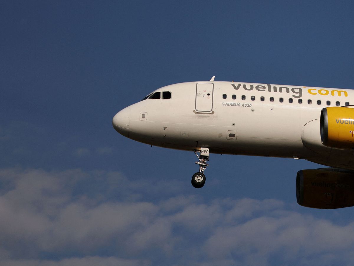 Foto: Vueling lanza billetes de avión a menos de 11 euros por el Black Friday: así puedes conseguirlos (REUTERS/Nacho Doce)