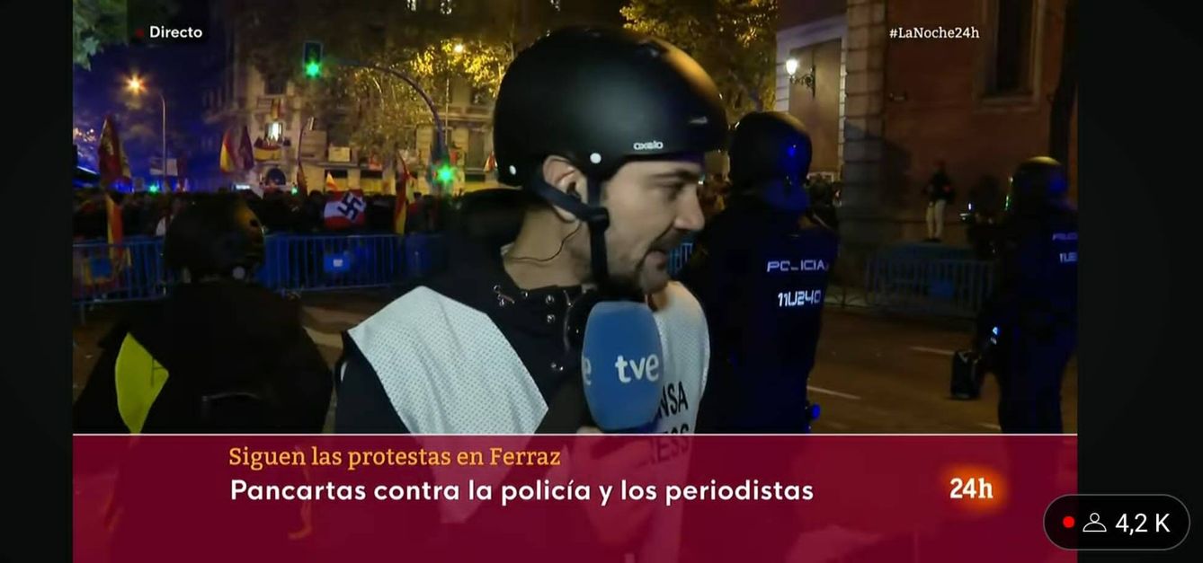Unos manifestantes portan una esvástica durante la protesta. (Fotografía: RTVE)