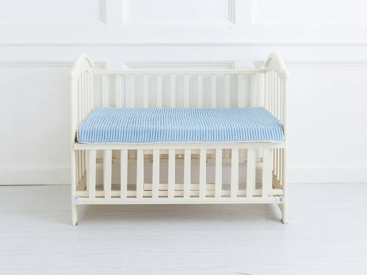 Foto: Las mejores cunas colecho para dormir tranquilos junto a nuestro bebé (iStock)