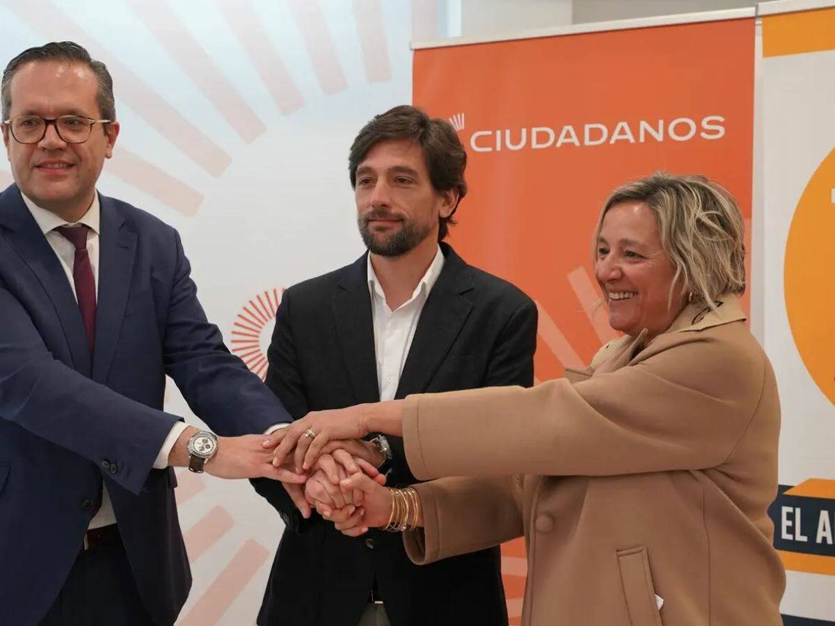 Foto: Rubrica del acuerdo entre Ciudadanos y Tú Aragón. (Cedida)