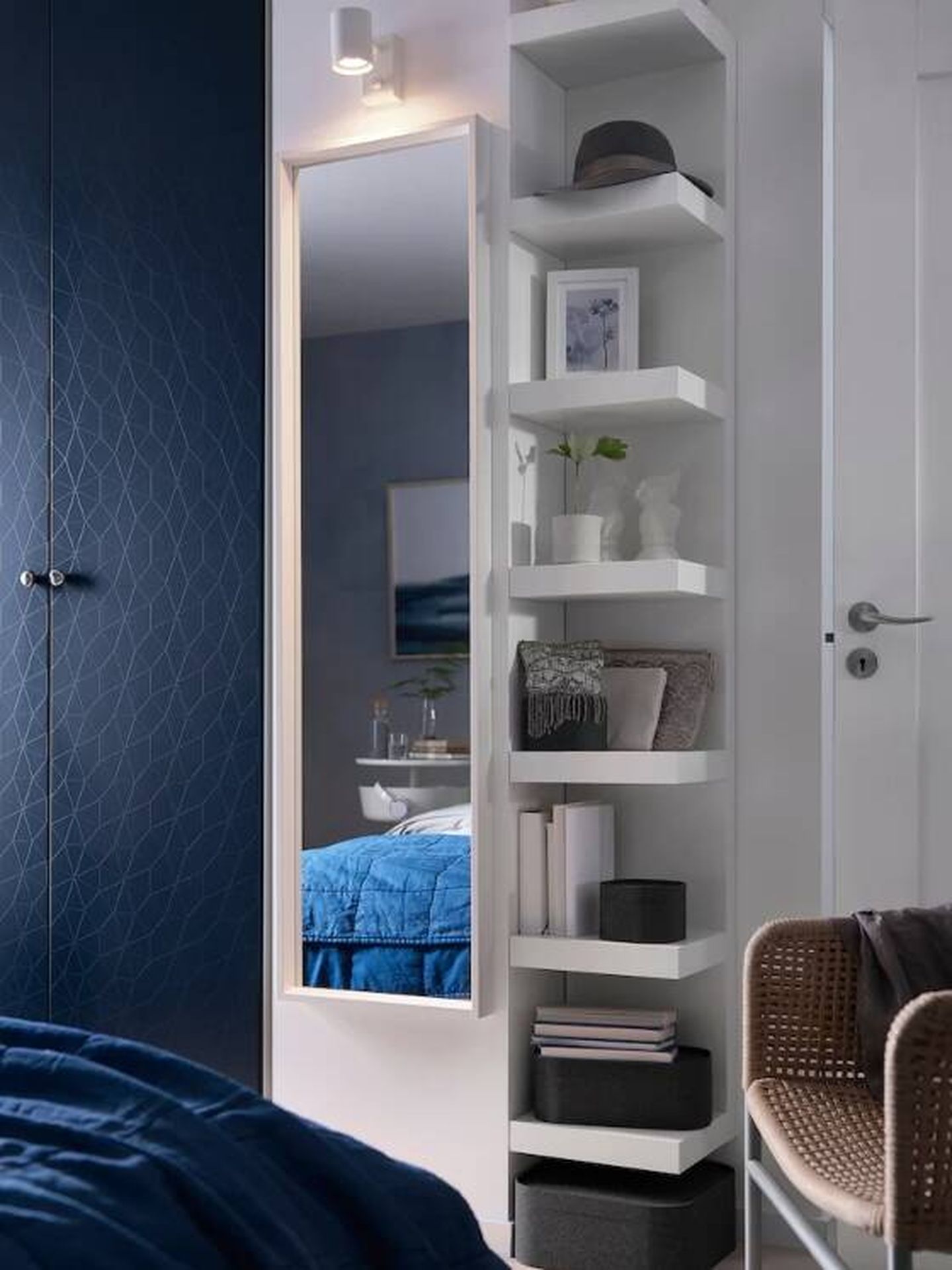 Una estantería de pared de Ikea para aprovechar una esquina de la habitación. (Cortesía)