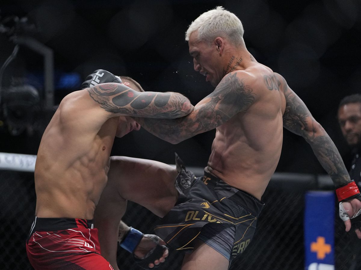 Foto: Charles Oliveira contra Dustin Poirier en UFC 269 (USA TODAY Sports). 