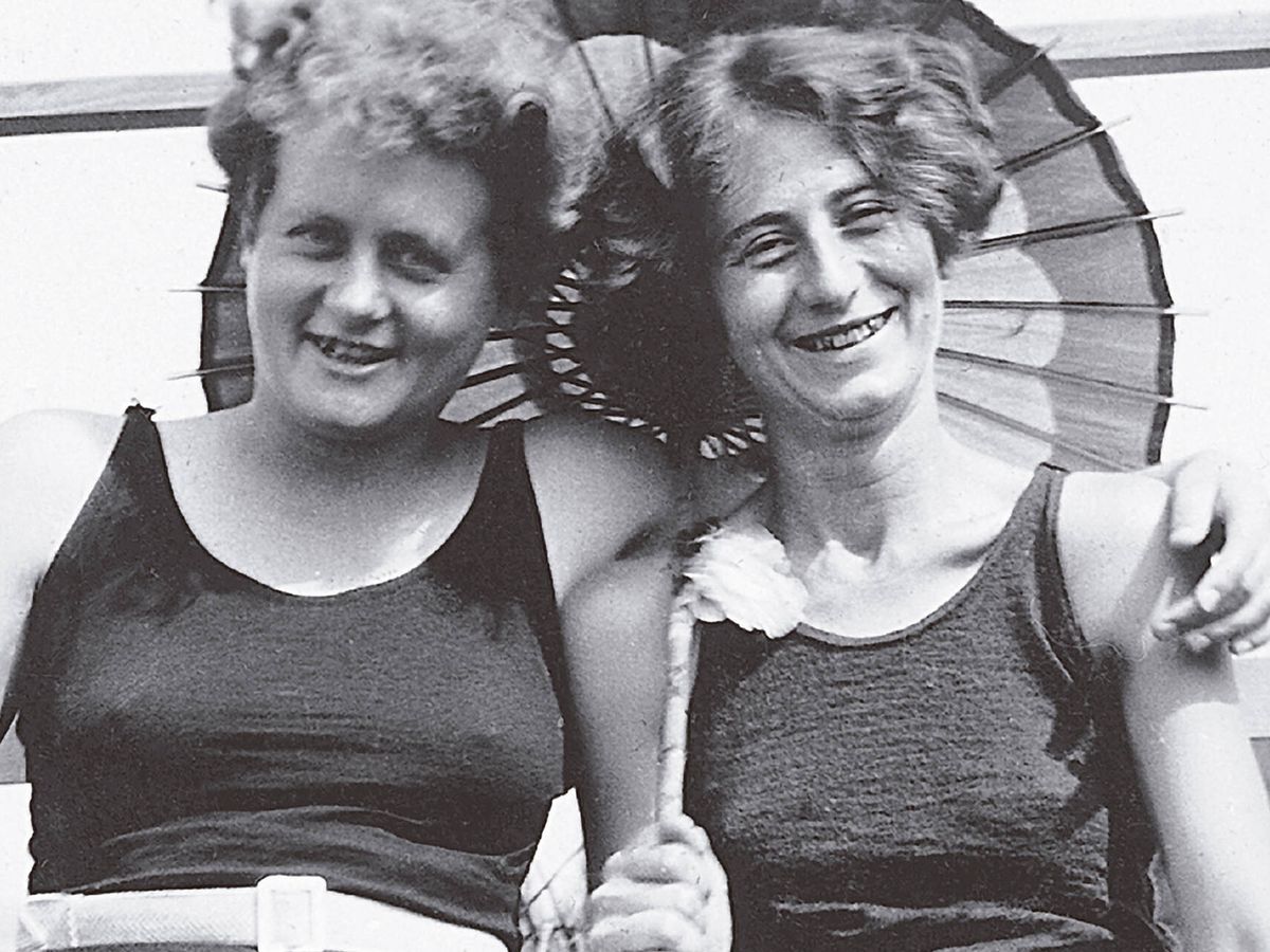 Foto: Milena Jesenská (a la izquierda) junto a una amiga en los años 30. (Galaxia Gutenberg)