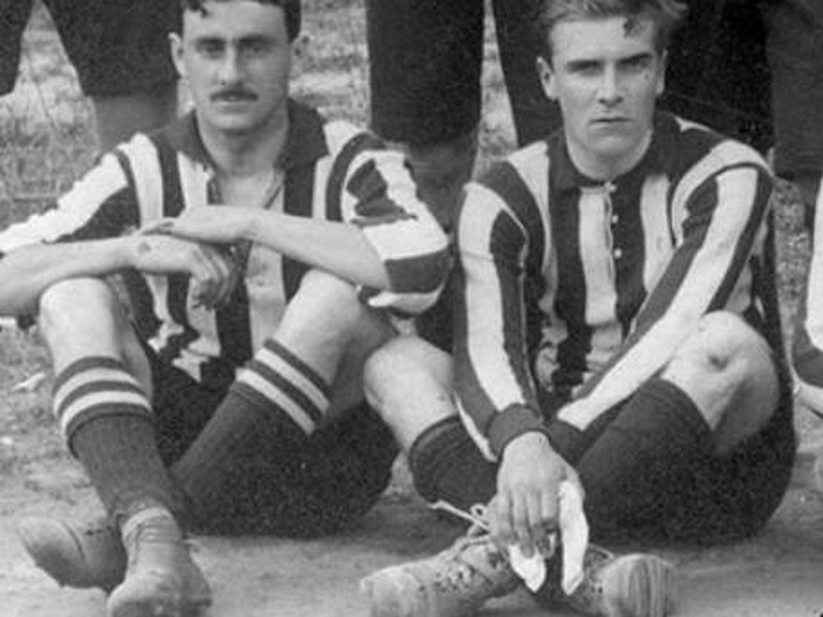 Foto: McGuinness, a la derecha de la imagen, durante su etapa en la Real Sociedad. 