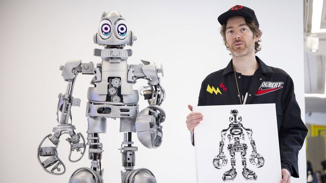 Foto de Philip Colbert presenta el robot artista LobstarBot
