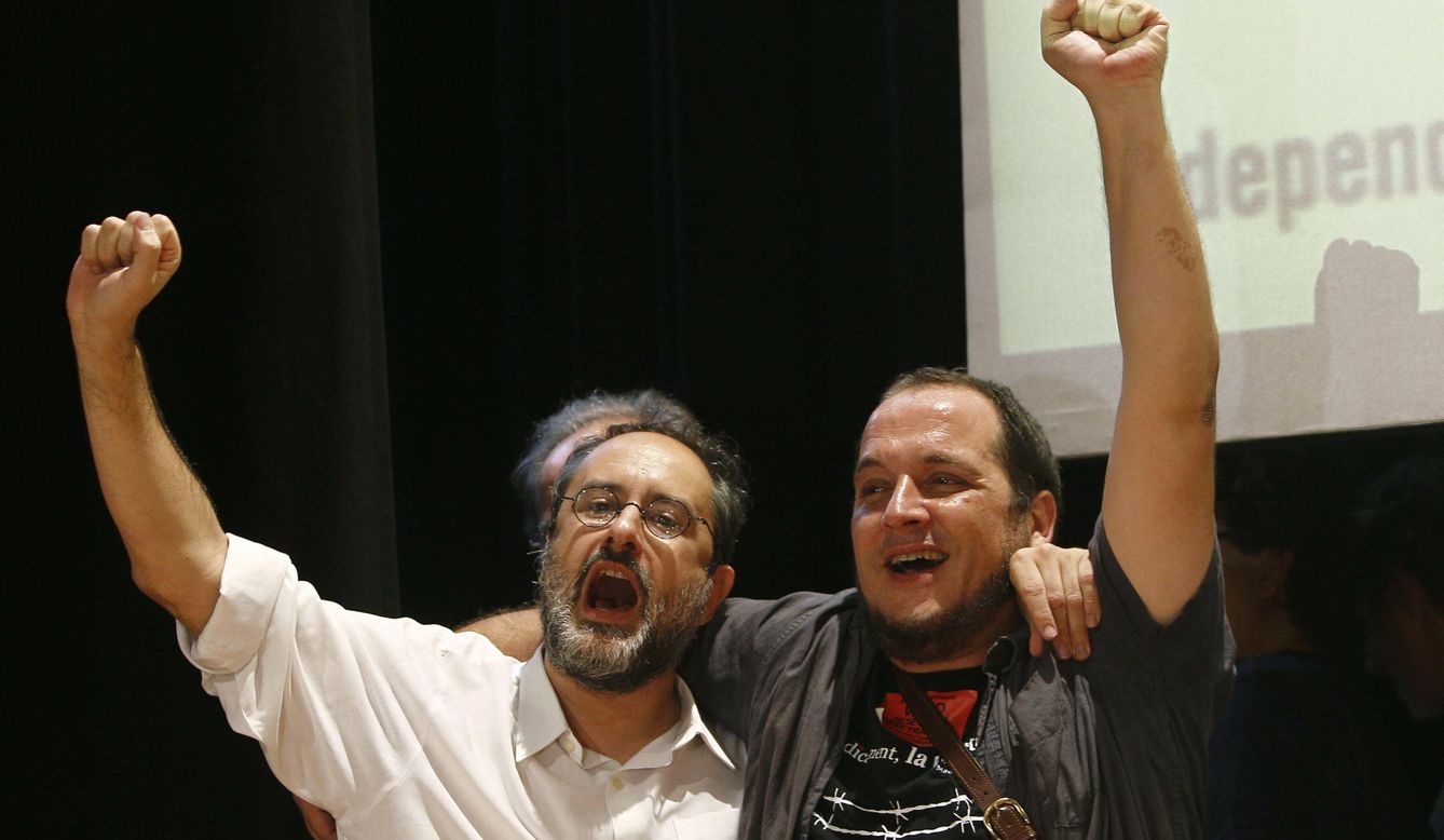 El candidato de la CUP, Antonio Baños (i) y el lider de la formación independentista, David Fernández. (EFE)