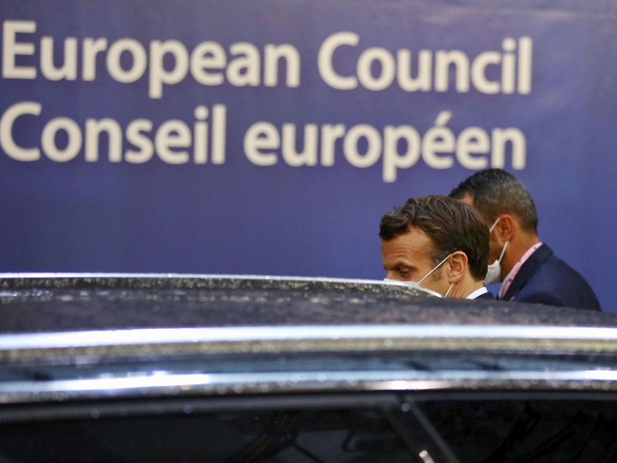 Foto: Macron, tras el tercer día de negociaciones en Bruselas. (EFE)