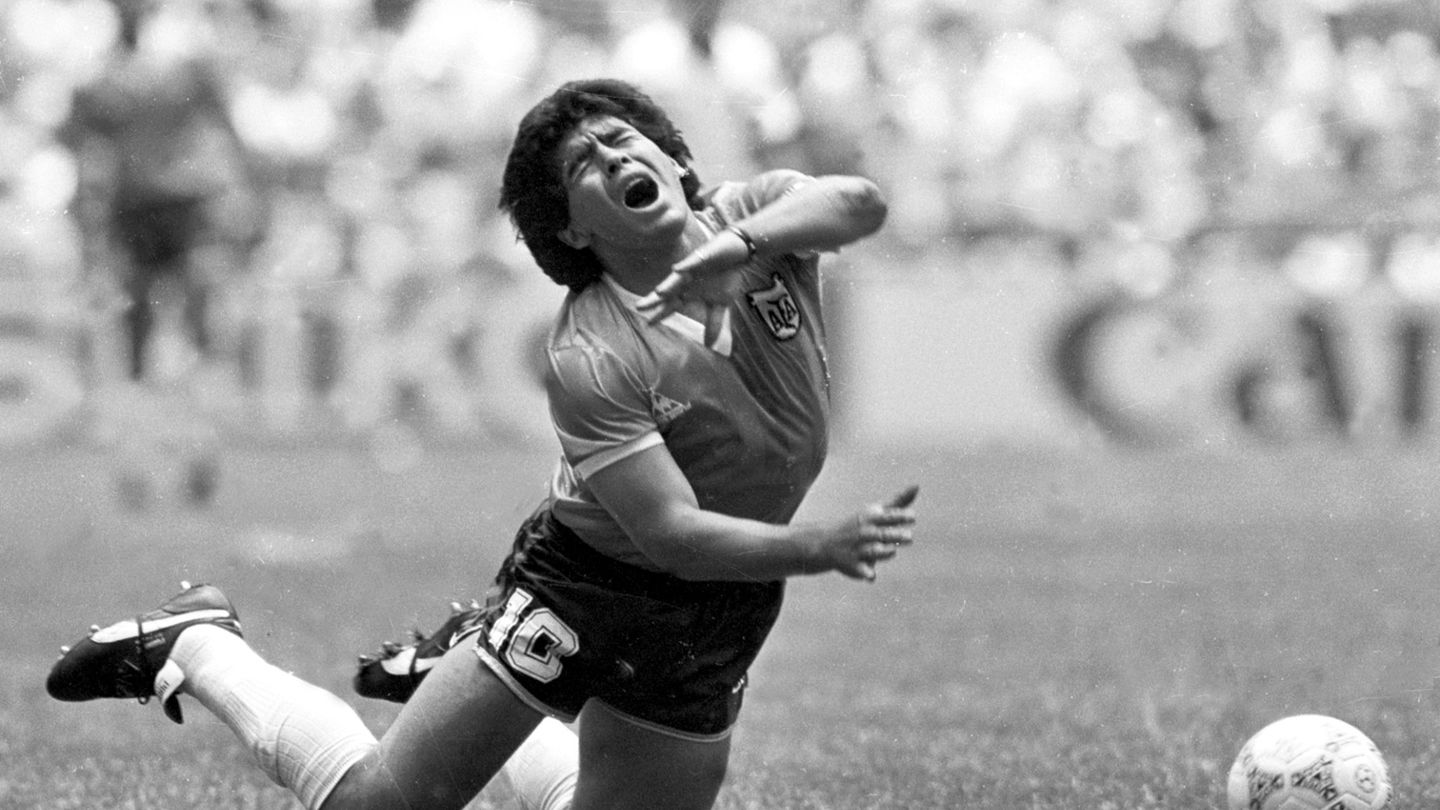 Maradona, derribado durante el Mundial. (Reuters)