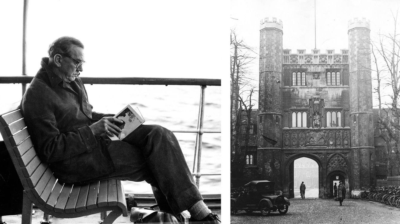 Graham Greene lee en el barco ‘Linda’, entre Capri y Nápoles, en diciembre de 1955.