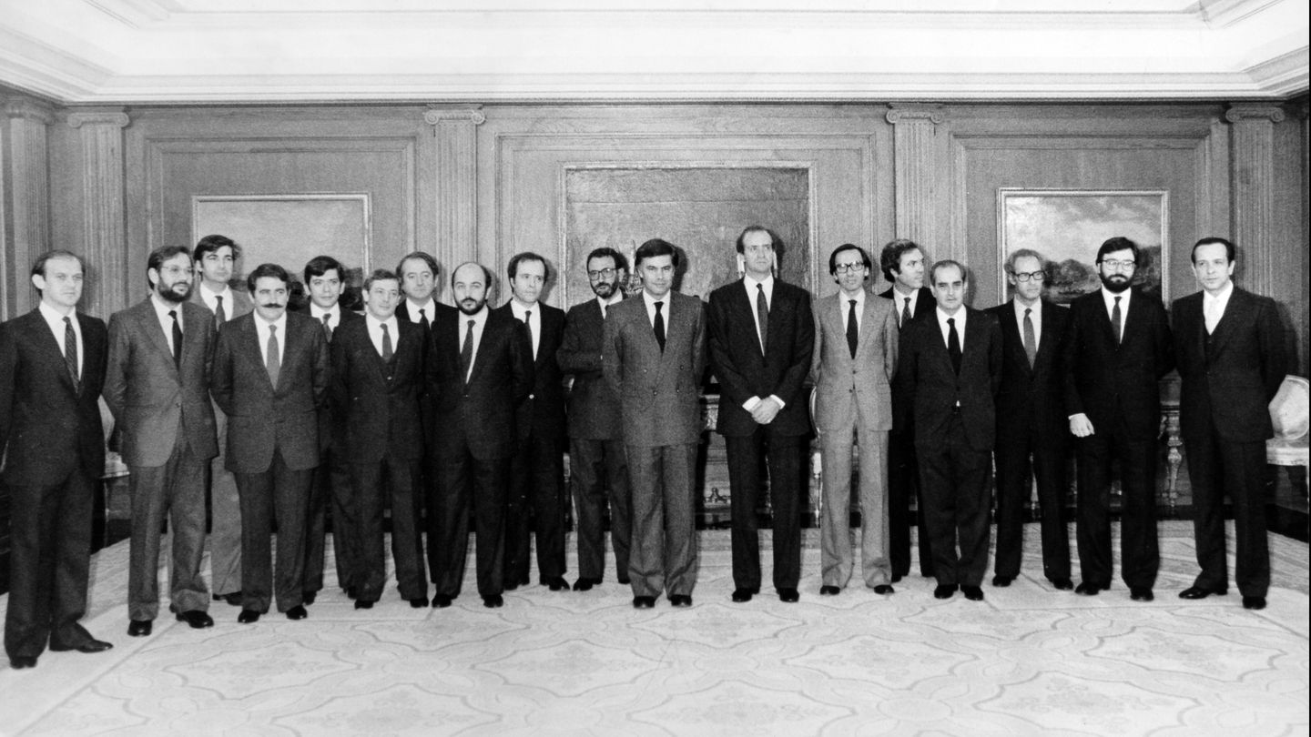 EL REY DE ESPAÑA JUAN CARLOS I CON EL GOBIERNO DE ESPAÑA DEL PARTIDO SOCIALISTA OBRERO ESPAÑOL DE 1982 EL PRESIDENTE DEL GOBIERNO FELIPE GONZALEZ Y LOS MINISTROS ALFONSO GUERRA , MIGUEL BOYER , JOSE BARRIONUEVO , EDUARDO SERRA , FERNANDO MORAN , NARCIS SERRA , JAVIER SOLANA , CARLOS SOLCHAGA , JOAQUIN ALMUNIA , ERNEST LLUCH