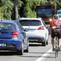 Foto: Desde este jueves 1 de octubre, los conductores deben tener en cuenta nuevas normas para proteger a los ciclistas. (EFE / Kai Försterling)