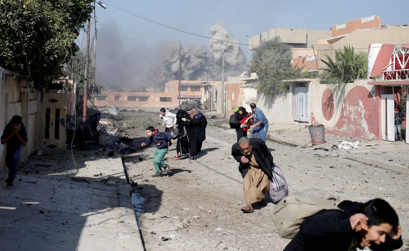 Ciudadanos de Mosul corren tras un bombardeo de la Coalición contra posiciones del ISIS, el 17 de noviembre de 2016 (Reuters).