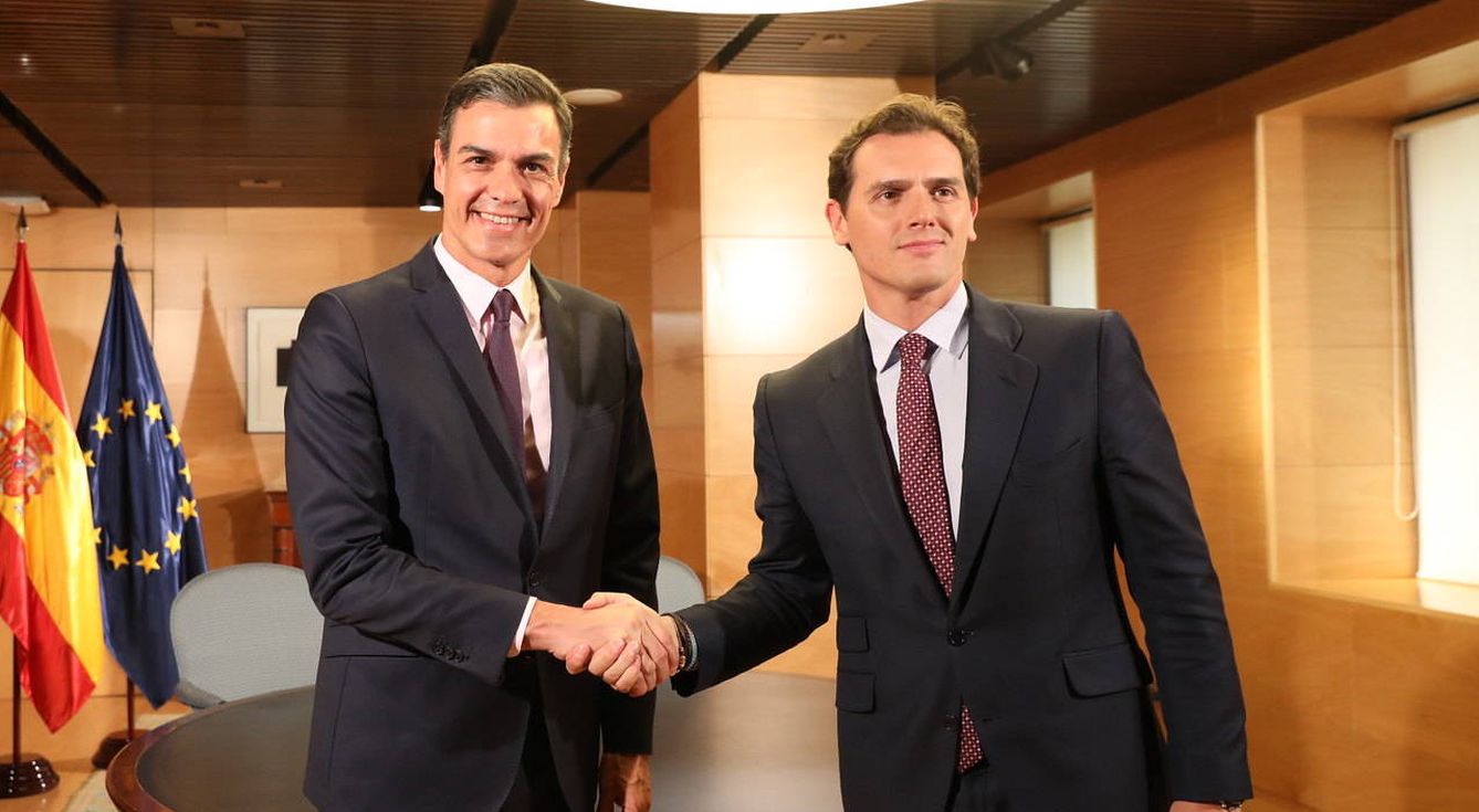 El presidente del Gobierno en funciones, Pedro Sánchez, y el líder de Ciudadanos, Albert Rivera. (EFE)