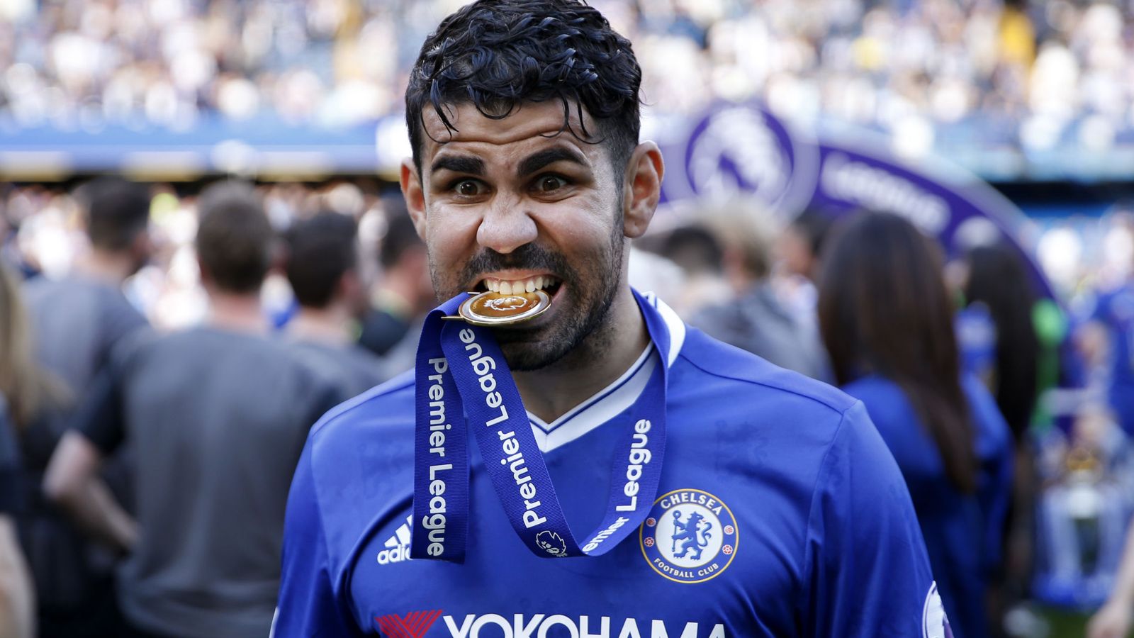 Foto: Diego Costa celebra el título liguero ganado con el Chelsea. (Reuters)