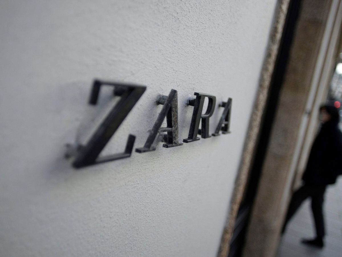 Foto: Logo de Zara a la entrada de una tienda. (EFE/Cabalar)