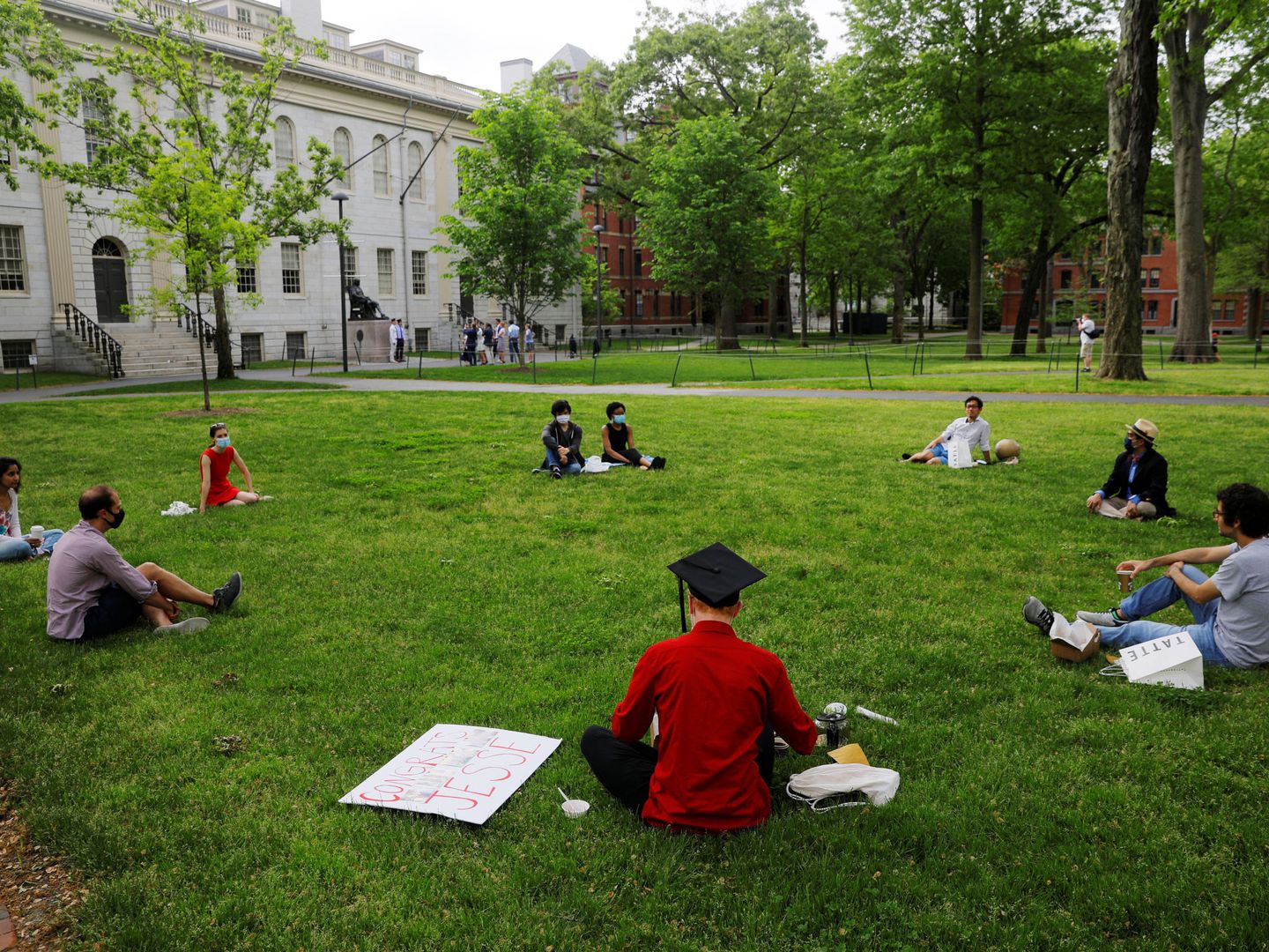 Estudiantes mantienen la distancia de seguridad en Harvard. (Reuters)