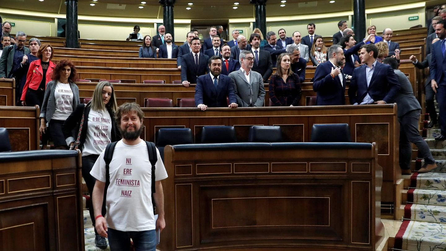Foto de familia del grupo parlamentario de Cs mientras otros diputados bajan de sus escaños. (EFE)