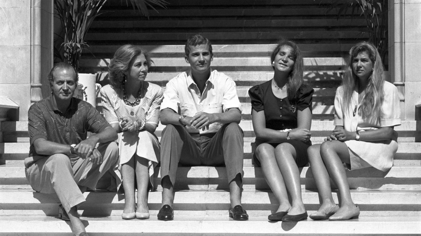 Foto: El rey Juan Carlos junto a la reina Sofía y sus hijos, el entonces príncipe Felipe, la infanta Elena y la infanta Cristina, en el verano de 1990 en la Almudaina. (EFE)