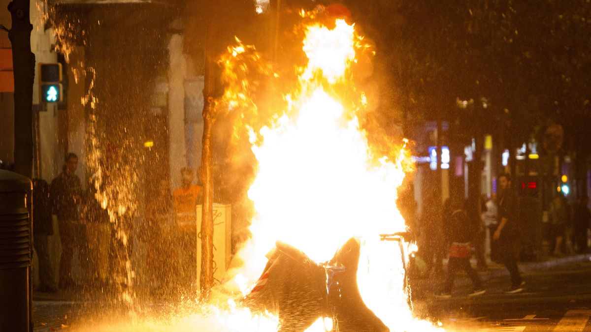 Continúa la violencia en Barcelona: tercera noche de disturbios por el 'banco expropiado'