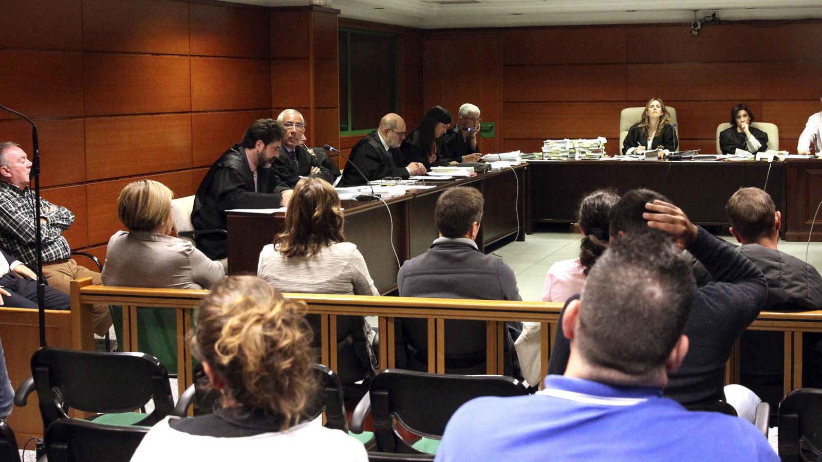 Foto: El remero Oscar Viudez, declara en la tercera jornada del juicio contra el presidente, el entrenador, el médico y la ATS del club de remo Urdaibai en 2010, junto a otras seis personas (EFE)