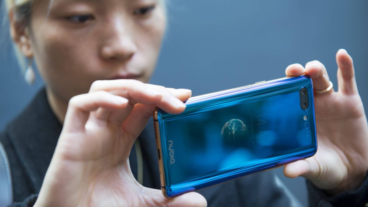 Nubia X, el móvil chino más extraño tiene dos pantallas y explora una solución interesante