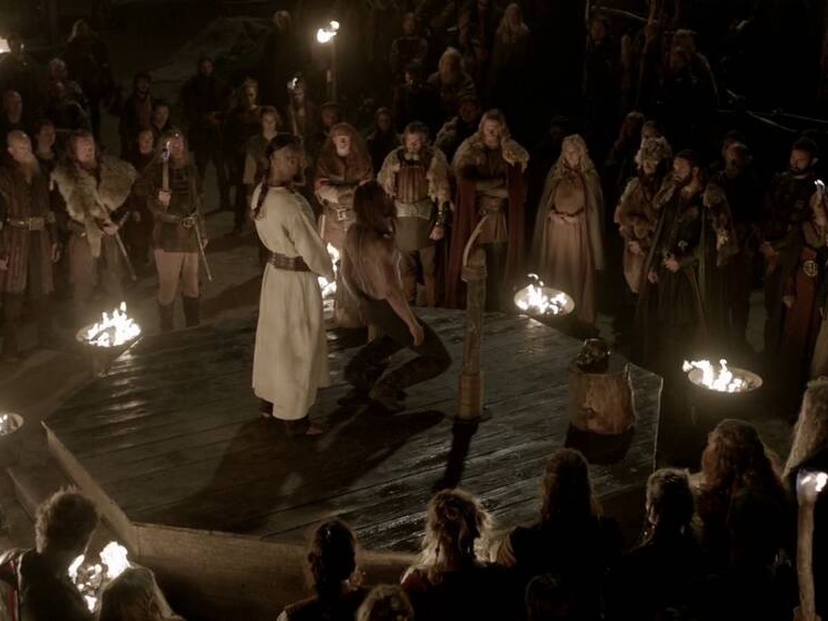 Foto: Fotograma de la serie 'Vikingos' en el que el rey Ragnar se dispone a hacer un águila de sangre. (HBO, 2013)